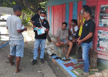 PMI Gandeng Awak Media Lembata : Bagi Masker di Wilayah Terdampak Erupsi Gunung 