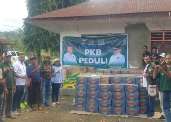 Peduli Korban Banjir Mauponggo, Anggota DPR RI Dipo Nusantara Salurkan Bantuan