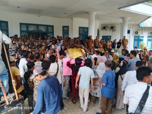 DPRD Mandailing Natal Diguyur Sindiran, Rakyat Hadiahkan Korek Kuping dan Nasi Bungkus