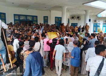 DPRD Mandailing Natal Diguyur Sindiran, Rakyat Hadiahkan Korek Kuping dan Nasi Bungkus