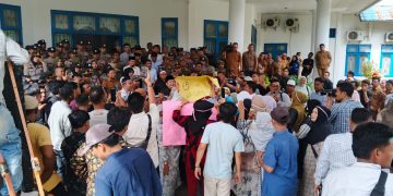 DPRD Mandailing Natal Diguyur Sindiran, Rakyat Hadiahkan Korek Kuping dan Nasi Bungkus