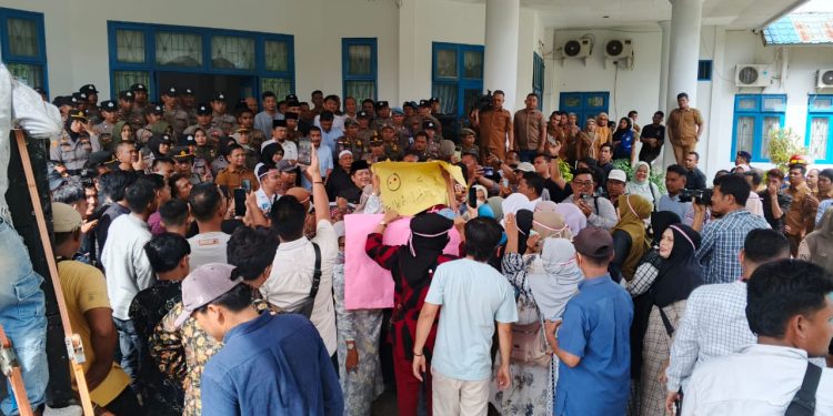 DPRD Mandailing Natal Diguyur Sindiran, Rakyat Hadiahkan Korek Kuping dan Nasi Bungkus