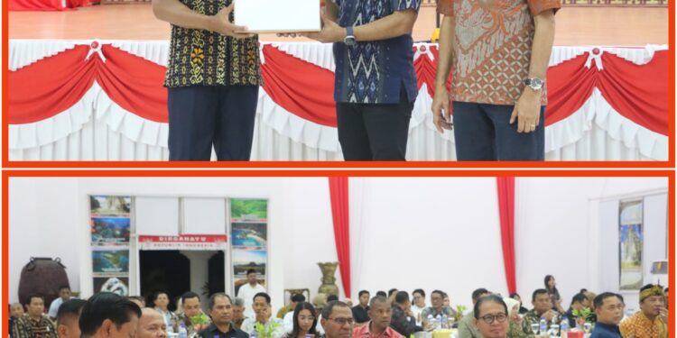 Komisi IV DPR RI Serahkan Bantuan Benih Jagung dan Bantuan Korban Bencana Banjir Nagekeo