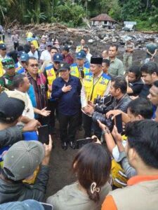 Gubernur NTT Dampingi Menteri PU Tinjau Lokasi Banjir Bandang di Nagekeo