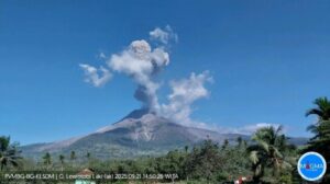 Gunung Lewotobi Erupsi, Bandara Lembata Terganggu, Semburkan Abu Vulkanik 2,5 Km