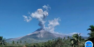 Gunung Lewotobi Erupsi, Bandara Lembata Terganggu, Semburkan Abu Vulkanik 2,5 Km