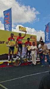 Pembalap Philipina Jhon Patrick Sarmiento Pagtaluna Juara Etape 8, disambut Hangat Masyarakat Ngada
