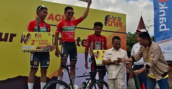 Pembalap Philipina Jhon Patrick Sarmiento Pagtaluna Juara Etape 8, disambut Hangat Masyarakat Ngada