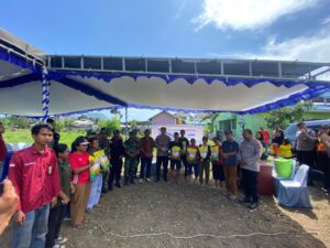 Polres Ende Salurkan Beras Murah untuk Warga Desa Nanganesa