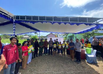 Polres Ende Salurkan Beras Murah untuk Warga Desa Nanganesa