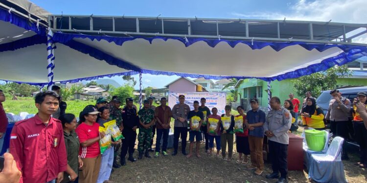 Polres Ende Salurkan Beras Murah untuk Warga Desa Nanganesa