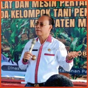 Bupati Malaka Stefanus Bria Seran Serahkan Alsintan Kepada Kelompok Tani