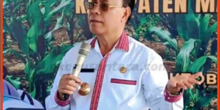 Bupati Malaka Stefanus Bria Seran Serahkan Alsintan Kepada Kelompok Tani