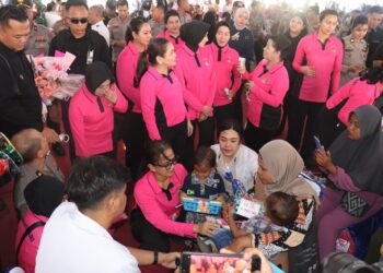 Ketua Umum Bhayangkari, Ny. Julianti Sigit Prabowo Kunjungan Sosial Kemanusiaan di Kabupaten Ende