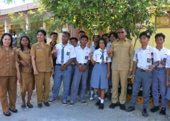 Wagub Johni Asadoma Kunjungi SMAN 10 Kupang : Disiplin Belajar Raih Masa Depan Lebih Baik