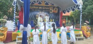  Deken Lembata Romo Sinyo Da Gomez Pimpin Misa Syukur Pesta Emas SDI 1 Waikomo : ” Mari Bersatu Dalam Kasih Tuhan”