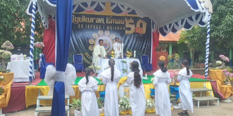  Deken Lembata Romo Sinyo Da Gomez Pimpin Misa Syukur Pesta Emas SDI 1 Waikomo : ” Mari Bersatu Dalam Kasih Tuhan”