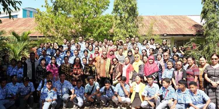 Wagub Johni Asadoma Ajak Siswa SMAN 9 Kupang Disiplin dan Berani Bermimpi Besar