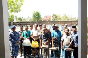 Wagub Johni Asadoma Serahkan Paket Sembako Bersubsidi untuk Warga Kecamatan Hawu Mehara