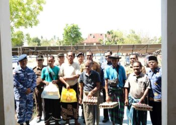 Wagub Johni Asadoma Serahkan Paket Sembako Bersubsidi untuk Warga Kecamatan Hawu Mehara