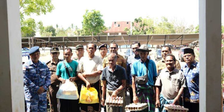 Wagub Johni Asadoma Serahkan Paket Sembako Bersubsidi untuk Warga Kecamatan Hawu Mehara