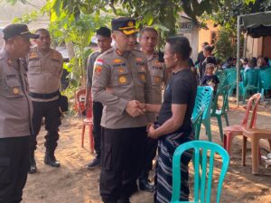 Kapolres Ende AKBP I Gede Ngurah Joni M.,Hadiri Pemakaman Adi Menyampaikan Belasungkawa