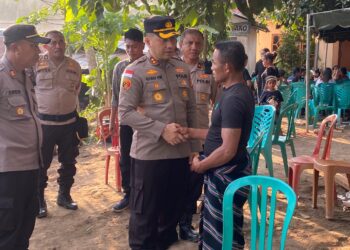 Kapolres Ende AKBP I Gede Ngurah Joni M.,Hadiri Pemakaman Adi Menyampaikan Belasungkawa