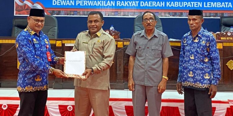 Pemkab Lembata Serahkan Dua Ranperda Strategis ke DPRD