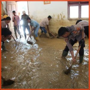 Polres Aceh Barat Bersihkan Sekolah Terdampak Bencana di Woyla