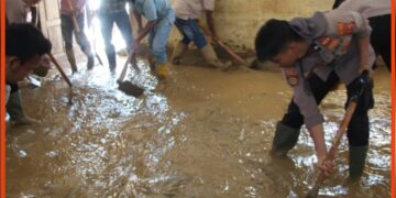 Polres Aceh Barat Bersihkan Sekolah Terdampak Bencana di Woyla