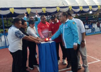 Wagub Johni Asadoma Buka Turnamen Voli :  Ajak Masyarakat Bangun NTT Lewat Semangat Olahraga