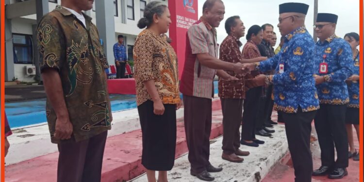 Pemkab Lembata Serahkan Penghargaan bagi 24 ASN Purna Bhakti, Bupati: Pengabdian Tak Berhenti Saat Pensiun