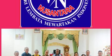 Wagub NTT Johni Asadoma Terima Parang Karaja Jelang Ritual Pasola di Sumba Barat