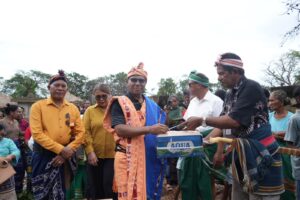 Wagub Tinjau Kampung Adat Waru-Wora yang Terbakar : Serahkan Bantuan dan Dorong Pembangunan Kembali