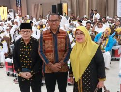 Wakil Gubernur Johni Asadoma Lepas Jemaah Haji Asal NTT ke Embarkasi  Surabaya