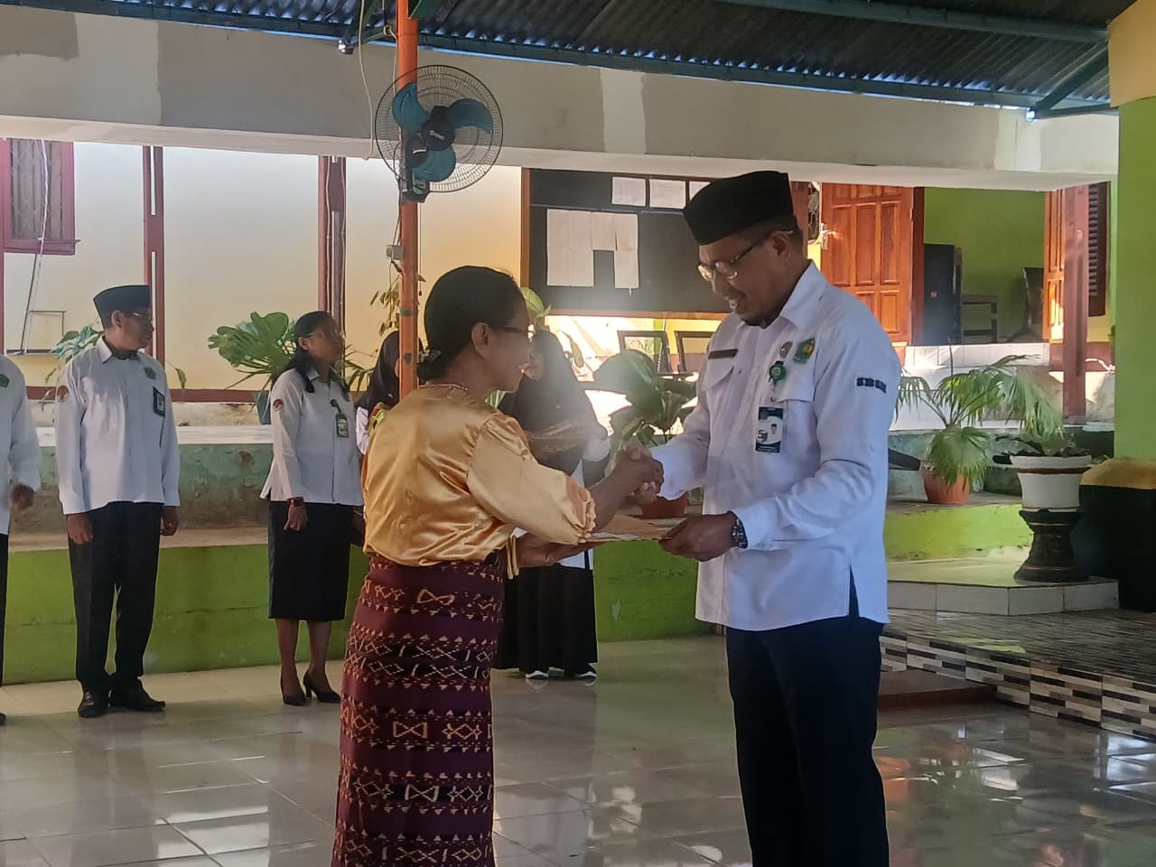ibu Maria Konslata Atu menerima Sertifikat Halal dari Kepala Kantor Kemenag Lembata, Jamaludin Malik,
