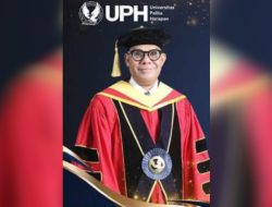 GURU BESAR DARI KAMPUNG KECIL PROF. DR. DRS. THOMAS TOKAN PUREKLOLON, M.Si., M.M., M.Ph.