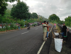 Kerja Bakti DLH Flores Timur Sasar Tumpukan Sampah Liar di Sepanjang Jalan Hotel Asa – Pura Weri