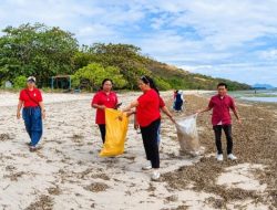 Legio Maria Lamahora Bersihkan Pantai Waijarang, Wujudkan Iman Lewat Aksi Nyata