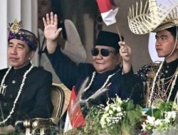 Prabowo Diapit Jokowi dan Gibran di Istana Merdeka, Akrab Penuh Tawa