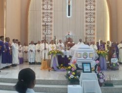 Uskup Larantuka Mgr. Yohanes Hans Monteiro : “Pater Niko Strawn,SVD Serahkan Jiwa Raga di Tanah Misi Lembata”