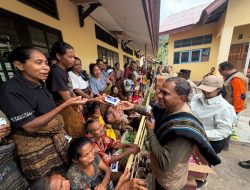 Wagub NTT Johni Asadoma Serahkan Bantuan di Kabupaten Ende