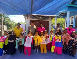 Aksi Nyata ​Kapolres Ende Polda NTT Bersama Bhayangkari Serahkan Bantuan Perlengkapan Sekolah dan Susu untuk Anak Sekolah