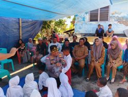 Kapolres Ende Salurkan Bantuan Sosial dari Polres TTU untuk Warga Terdampak Gempa di Tetandara