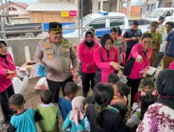 Wujud Kepedulian, Kapolres Ende bersama Bhayangkari Terus Salurkan Bantuan Ibu Ketua Umum Bhayangkari untuk Korban Gempa di Ende