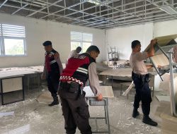 Personel Sat Samapta Polres Ende Bergotong Royong Bersihkan Puing Bangunan MTsN 3 Ende, Pulihkan Trauma Pascagempa