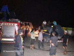 Kebakaran Melanda Kaki Gunung Iya Ende, Personel Polres Ende dan Damkar Berjibaku Tembus Medan Terjal