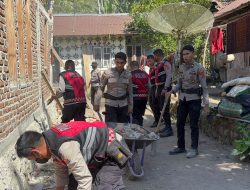 Personel Sat Samapta Polres Ende Polda NTT Terus Bergerak Cepat Bersihkan Puing Rumah Warga Terdampak Gempa di Ende