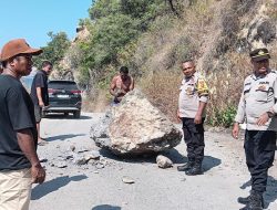 Polsek Maurole Polres Ende bersama Warga Gotong Royong Singkirkan Batu Penutup Badan Jalan Pasca Gempa