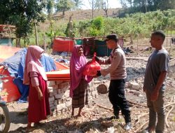 Dukung Pemulihan Pasca Gempa, Polsek Ende Salurkan Bantuan kepada Warga Terdampak
